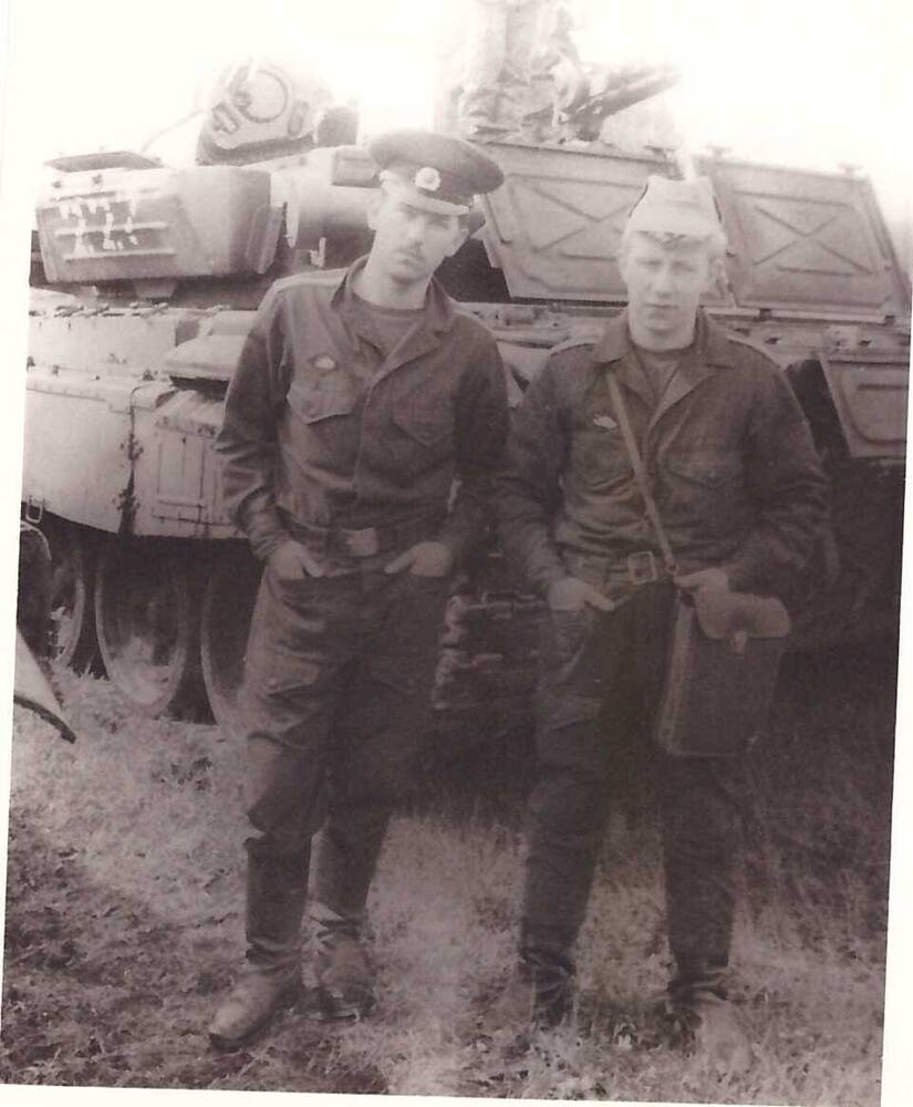 Фотография черно-белая. Валерий Очеретный  (слева) с товарищем возле танка на 4-м курсе в Челябинском высшем военном танковом училище