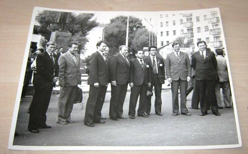 Фотография. Работники горкома КПСС на встрече с японской делегацией.