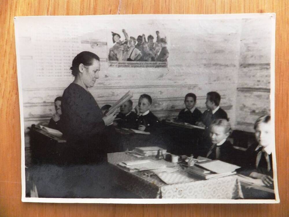 Фото. Карманова Екатерина Ивановна ведёт урок русского языка, 1954 год.