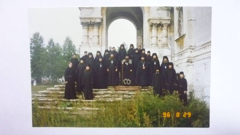 Фотография Группа монахов с о. Тихоном