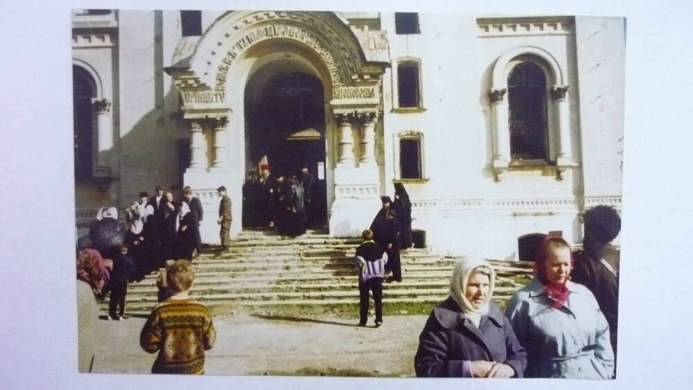 Фотография Центральный вход в Крестовоздвиженский собор