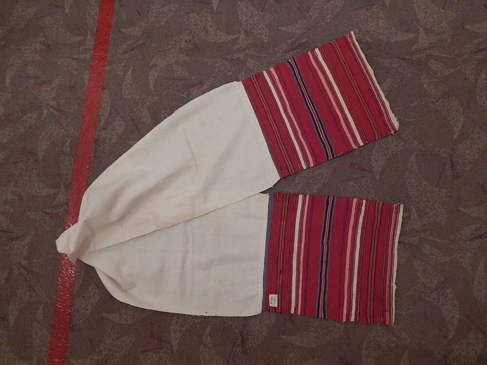 Полотенце - льняное самотканое основа белая на концах пришита пестрядная ткань,основной цвет красный,полосы синие,белые,розовые.