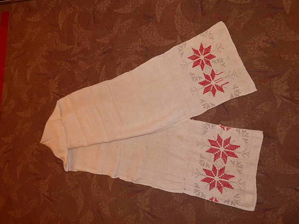 Полотенце льняное самотканое на концах вышивка крестом растительный орнамент красные,серые нитки.