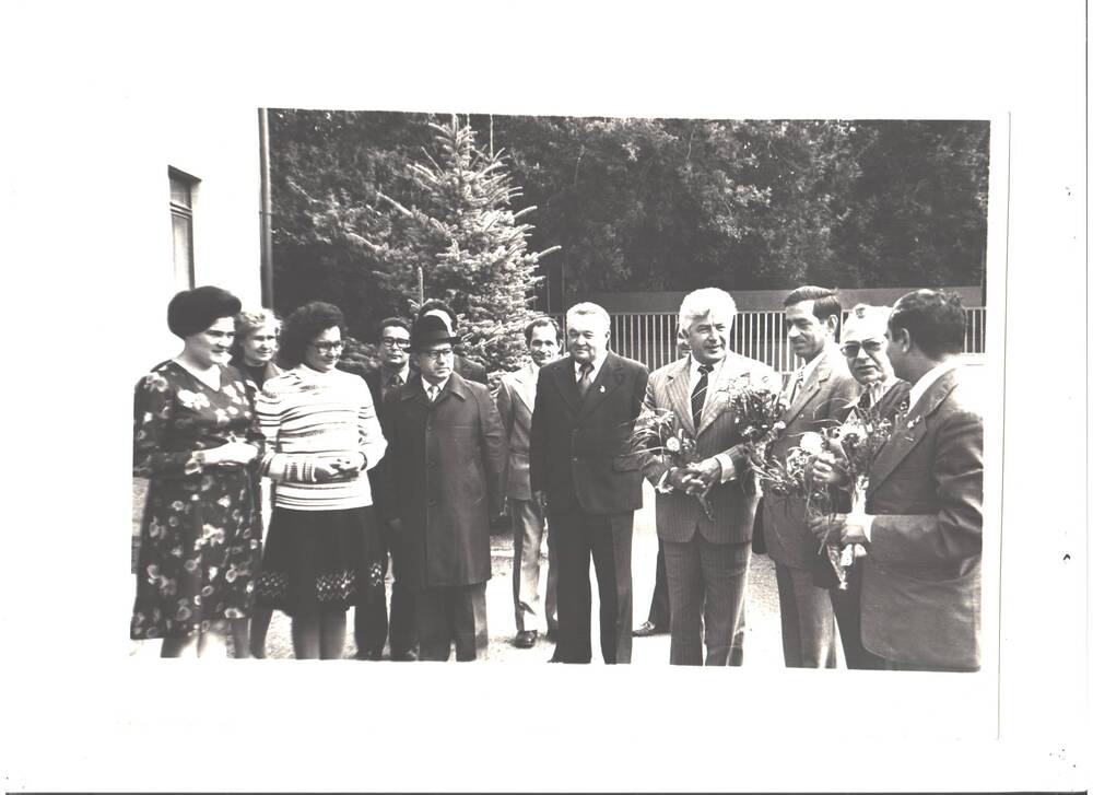 Фотоснимок. Встреча делегации из Индии у здания райкома КПСС. Село Верхнеяркеево, 1978 год.