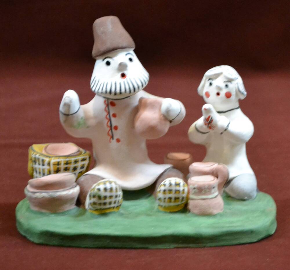 Игрушка глиняная каргопольская. Гончар с сыном на рынке.