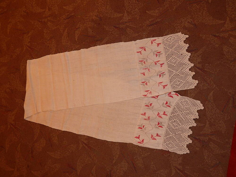 Полотенце льняное на концах кружева из льняных нитей вышивка крестом серыми,красными нитками,растительный орнамент