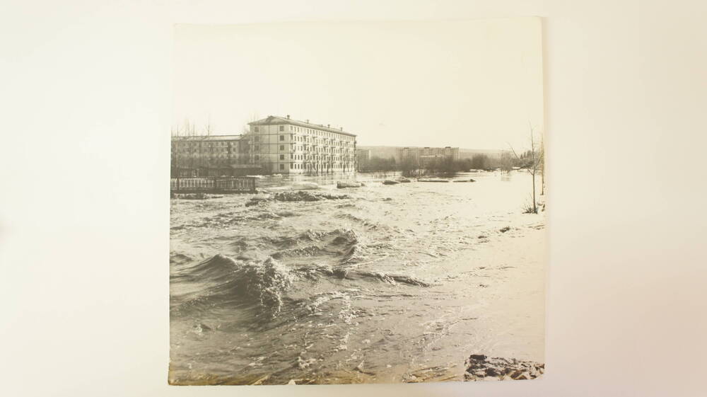 Фотографии. «Наводнение в городе», 
13 апреля 1988 года. Фотограф 
Виталий Хвостов.