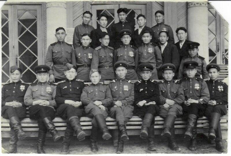 Фотография. Группа солдат на родине после демобилизации из рядов Советской Армии. В первом ряду в центре Гоголев Михаил Саввич.