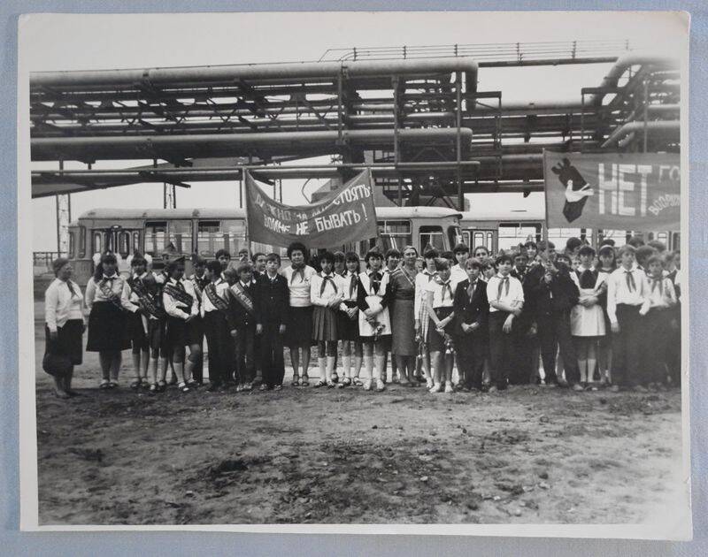 Фото. Группа старооскольских пионеров во время проведения акции Всесоюзная пионерская плавка