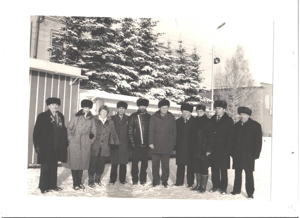 Фотоснимок. Делегация из  ГДР на площадке у здания райсовета. 4-й справа - Г.Х. Сираев., с. Верхнеяркеево, нач. 1980-х гг.