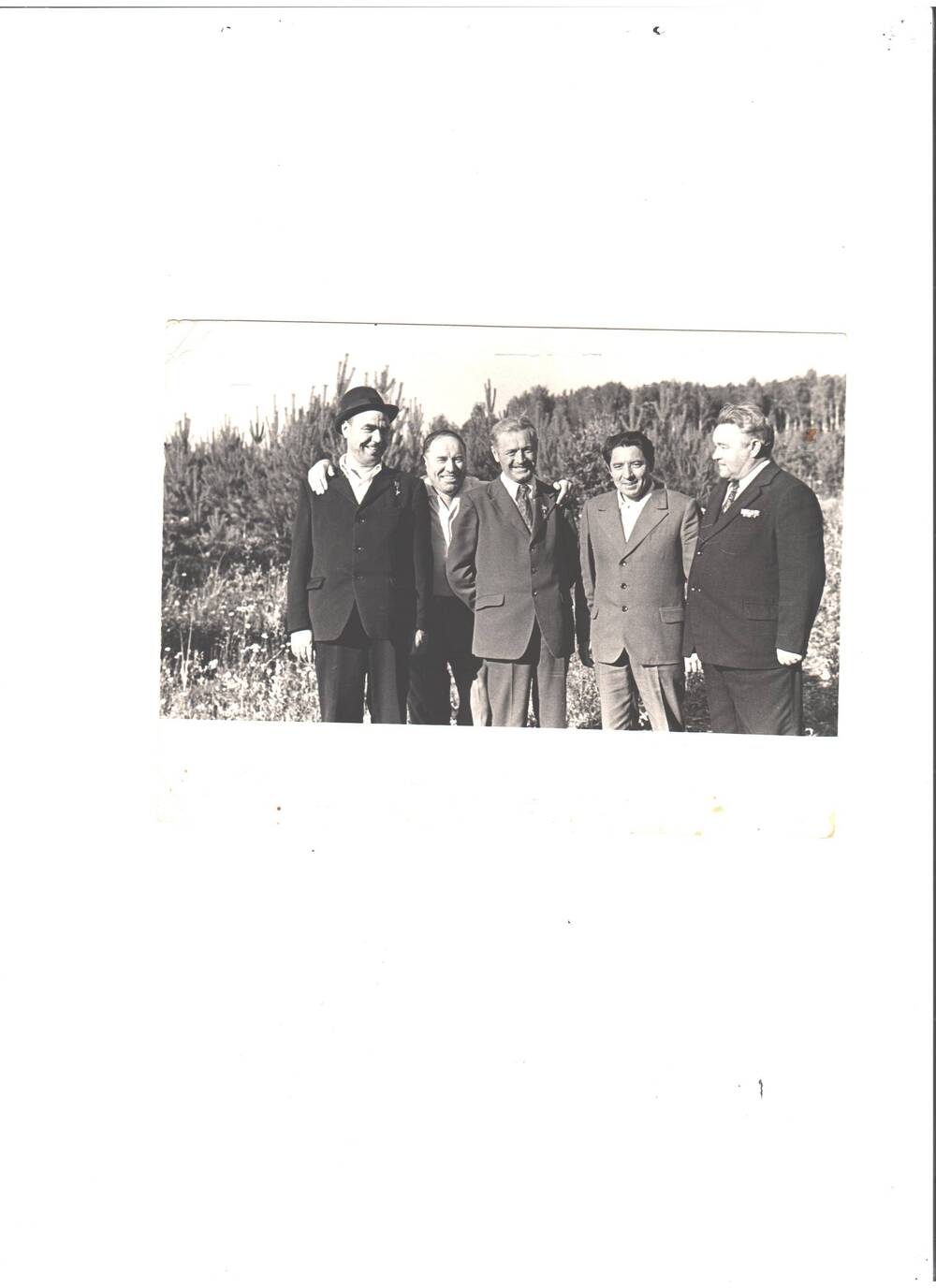 Фотоснимок. С гостями района. Слева направо: Т.С. Назмиев, Ф.С. Ситдиков, Г.Х. Сираев. Илишевский р-н, кон. 1970-х гг.