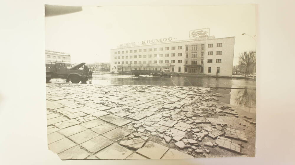 Фотографии. «Наводнение в городе», 
13 апреля 1988 года. Фотограф 
Виталий Хвостов.