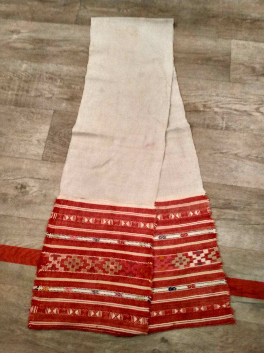 Полотенце - сурбан чувашское, самотканое, цельное, белое, концы пришиты: на красном фоне геометрический узор шерстяными нитями