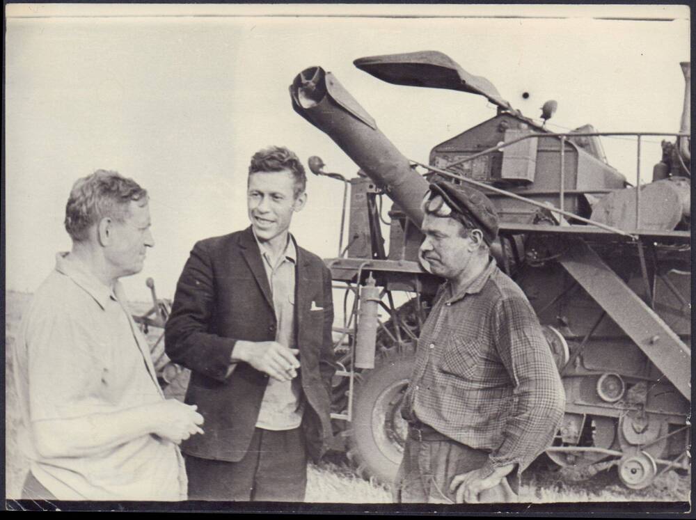 Фото. Директор совхоза Саранский Саляев Федор Алексеевич (1-й слева) с работниками.