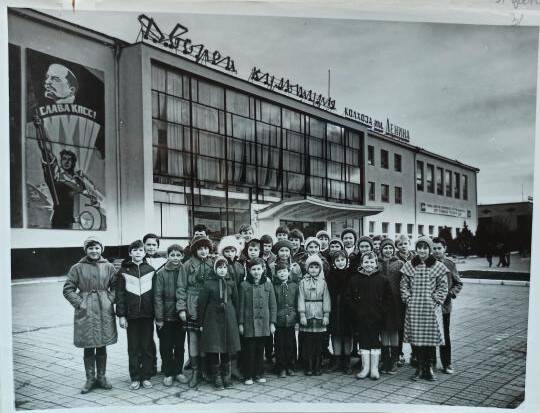 Фото черно-белое. «Снимок учащихся у дворца культуры колхоза им. Ленина».