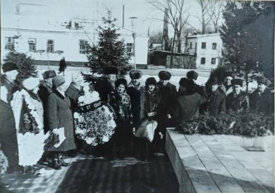 Фото черно-белое. «Возложение венков 6 февраля 1987 г. у Вечного огня».