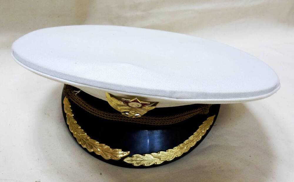 Фуражка форменная  офицера морского флота.