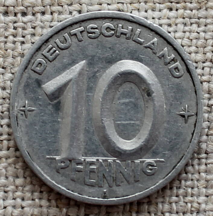Монета  10 PFENNIG .
