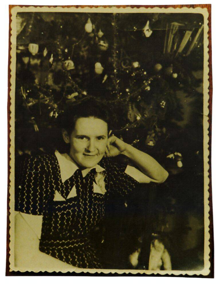 Фотокопия цветная поясного черно-белого фотопортрета Анохина М. М., бывшая узница Норильлага, г. Норильск (1950-е), 1999 г.