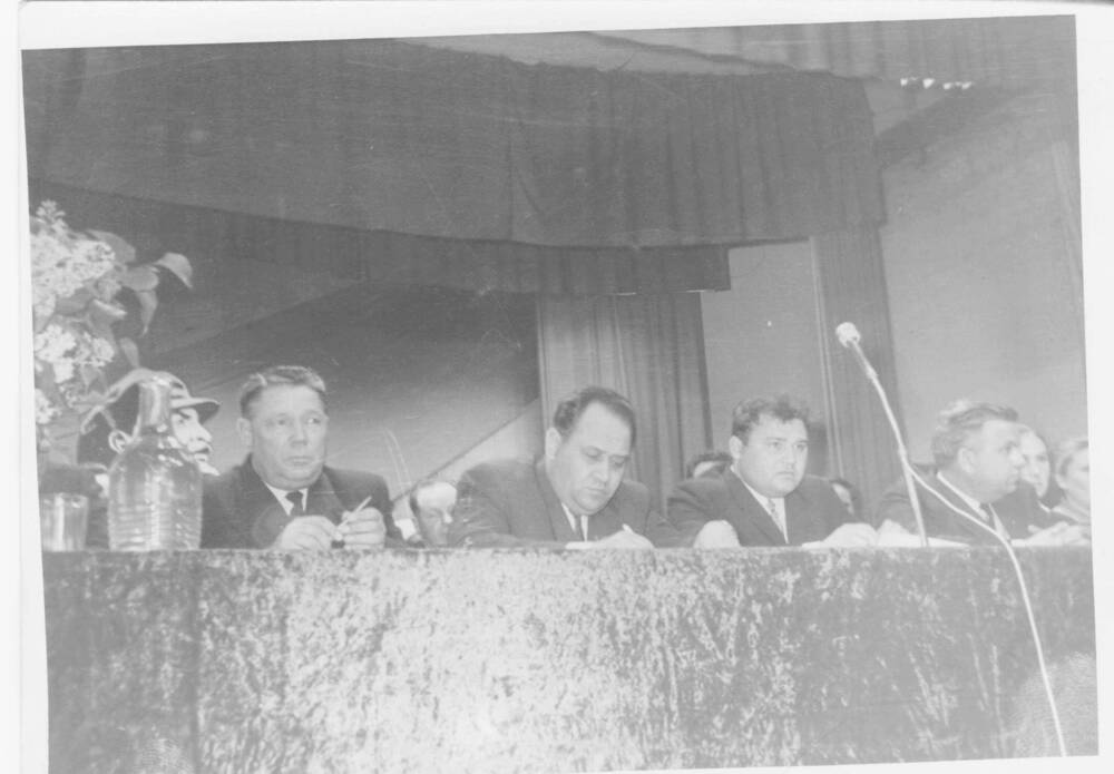 Фото. Пугачев Григорий Яковлевич (1-й ряд, 1-й слева) в президиуме.