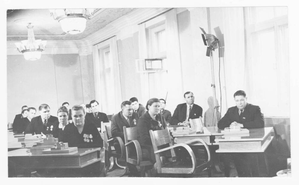 Фото. Пугачев Григорий Яковлевич (1-й справа) в одном из залов заседаний Дома Советов.