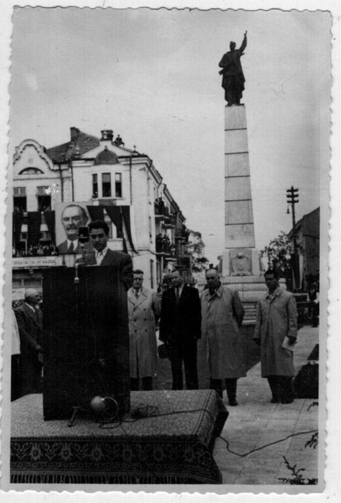 Фото ч/б Открытие памятника советским воинам 1955г.