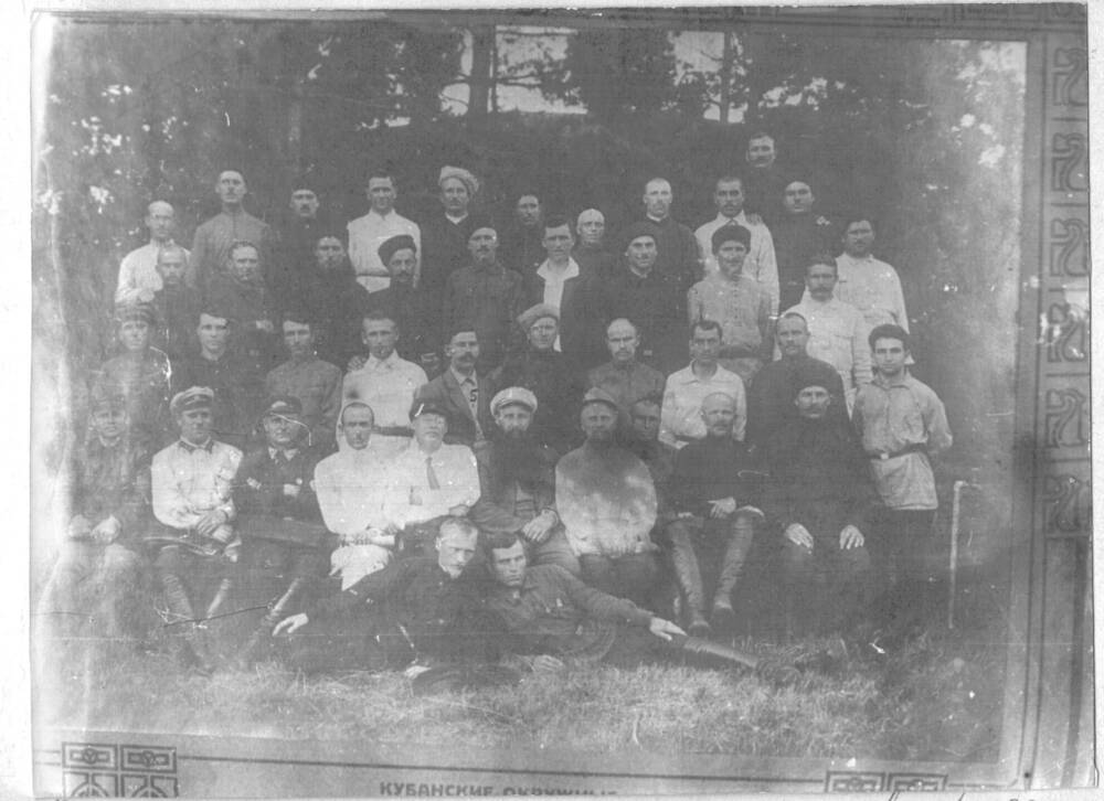 Фото ч/б коллективное, на нем изображены участники 8 съезда советов Кореновского района