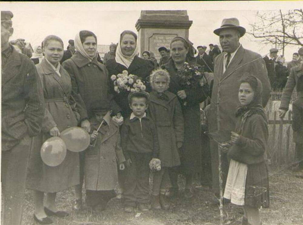 Фотография. Преподаватели школы № 13 с детьми  в сквере у братской могилы времен ВОВ, 9 мая 1960 г.
