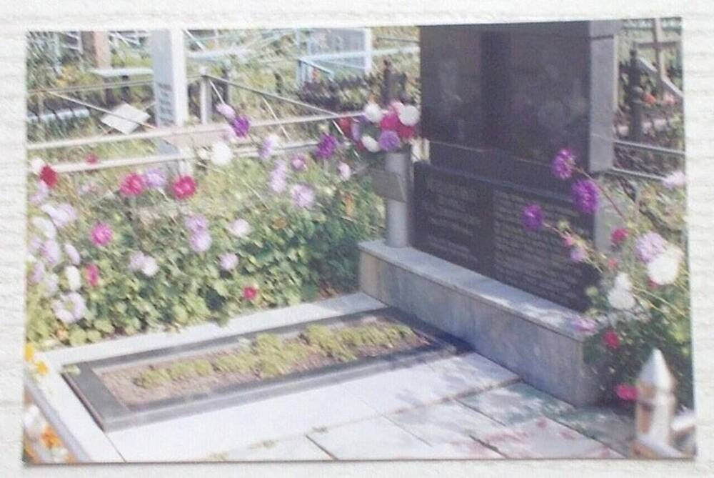 Фото видовое. Могила Мещаненко Л.В. на Никольском кладбище в г. Донском.