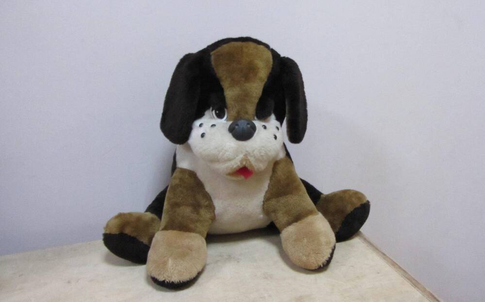 Игрушка мягкая «Собачка», из искусственного меха белого, бежевого, коричневого и тёмно-коричневого цветов, с чёрным пластмассовым носом, «крапинами» на морде и пластмассовыми глазами. КНР, 1990-е гг.