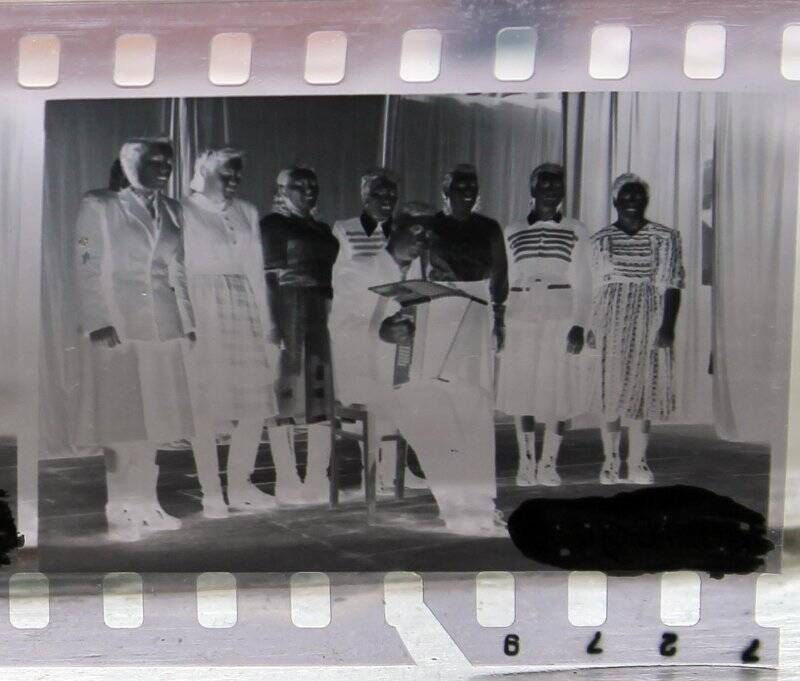 Негатив. На сцене - коллектив художественной самодеятельности с/х «Чулки Соколово» Зарайского района; справа - аккомпанирует хору сидящий на стуле баянист. 1950-е г.г.