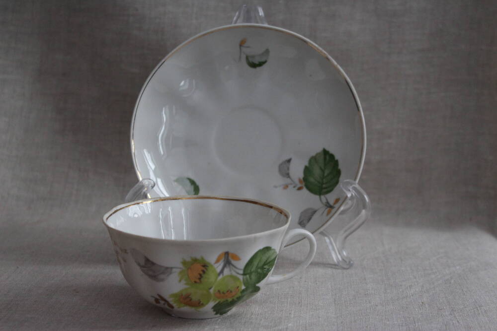 Чашка
 из чайной пары производства Дулевского фарфорового завода.