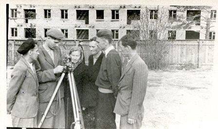Фотография групповая ч/б. Лапенков М. П. на геодезической практике во время учебы в строительном техникуме