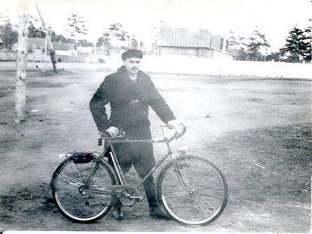 Фотография ч/б. Лапенков М. П. с велосипедом