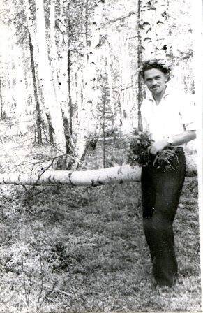 Фотография ч/б. Лапенков М. П. в березовом лесу с букетом цветов