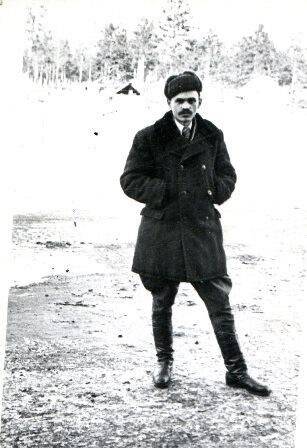Фотография ч/б. Лапенков М. П. в зимней одежде, галифе и хромовых сапогах