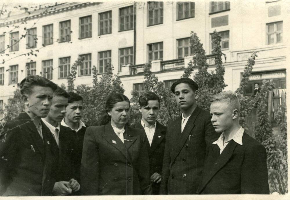 Фотография. Стулова Анастасия Никифоровна со своими учениками 20 мая 1955 г.