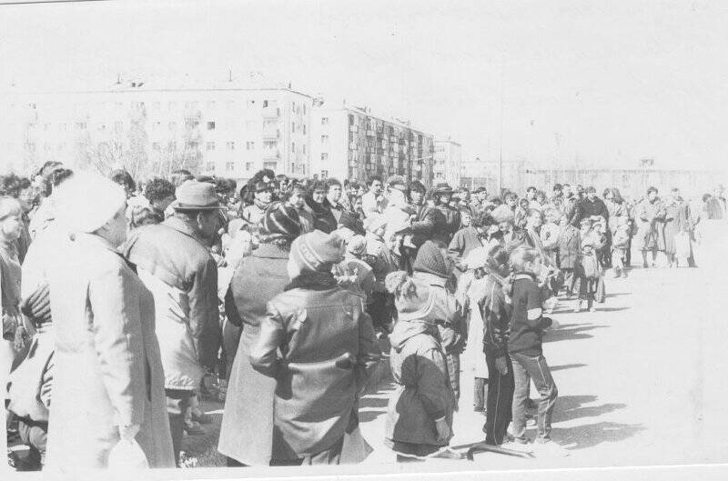 Фотография ч/б. Демонстрация 9 мая. Город Нефтеюганск. Фондообразователь: Общественный музей Нефтеюганска