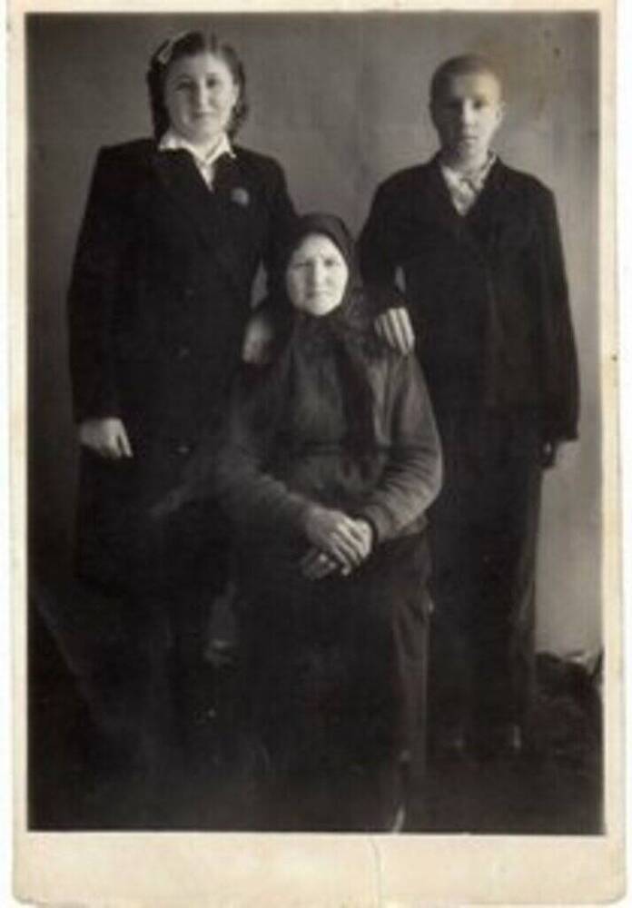 Фотография групповая. Куршакова Татьяна Абрамовна, узник концлагеря с мамой и братом Сашей.