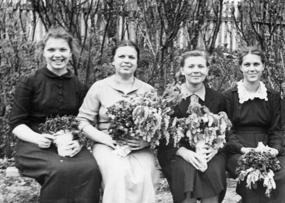 Фотография. Стулова А.Н. среди учащихся. 1960 г.