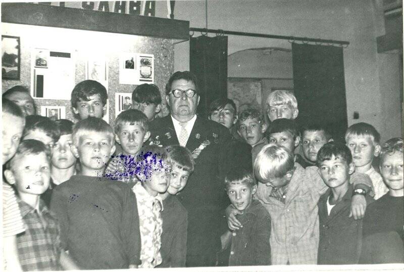Фотография. Я.Т Чугунов на встрече с пионерами военно-спортивного лагеря г. Устюжна в краеведческом музее, июль 1975 года