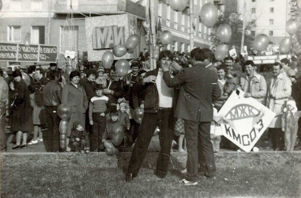 Члены МЖК с семьями на демонстрации 1 мая 1985 г.