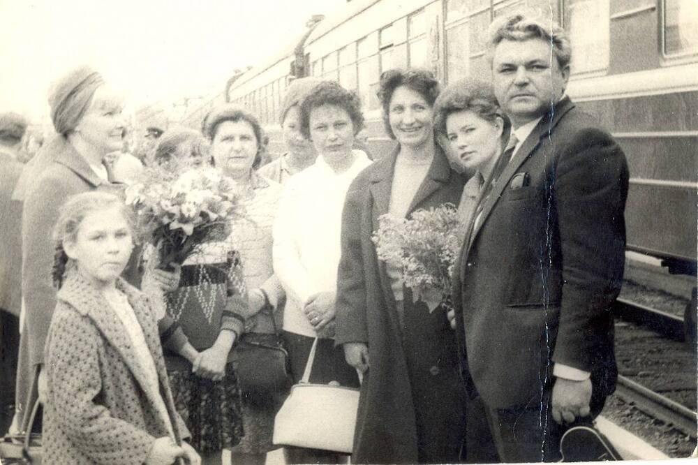 Советские актеры И. Скобцева и С. Бондарчук в окружении поклонников  на вокзале в г. Находка.