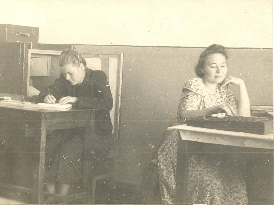 Старший статистик О. Сизова (справа) в финотделе в/ч 42807.