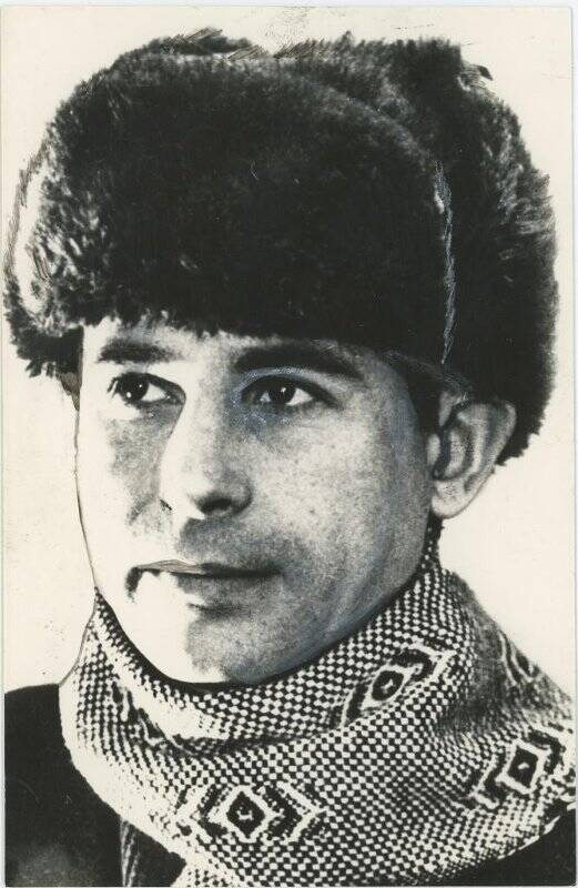 Фотокопия. Портрет Николая Рубцова в шапке и шарфе.