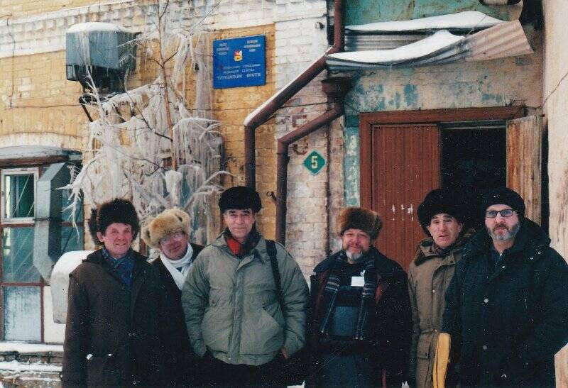 Фотография групповая. Участники «Рубцовских чтений» у здания редакции газеты «Тотемские вести».