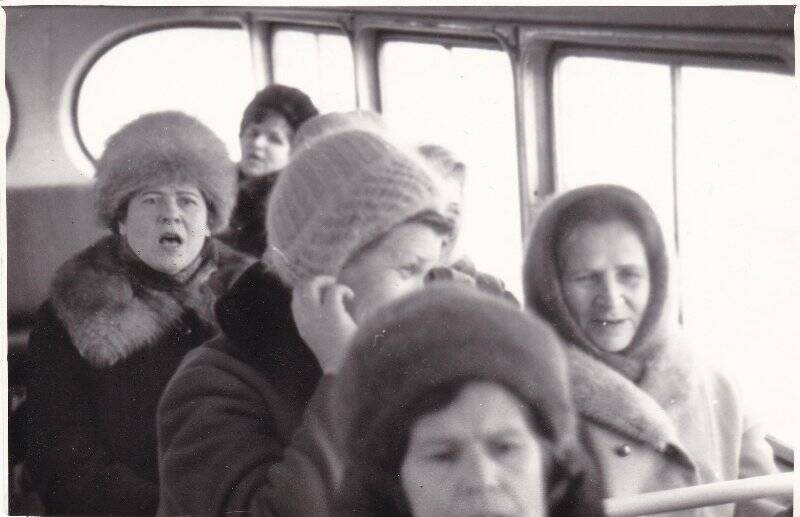 Фотография. Бывшие воспитанницы Никольского детского дома в автобусе по пути в село Никольское.