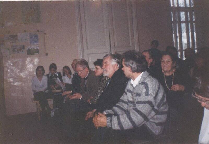 Фотография. Зрители в актовом зале СОШ № 1 слушают стихи Н.М.Рубцова. На паспарту