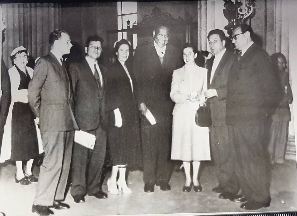 фотография. Поль Робсон с делегатами социалистических стран. Борисов Петр Павлович второй слева. Сан-Франциско, 1955