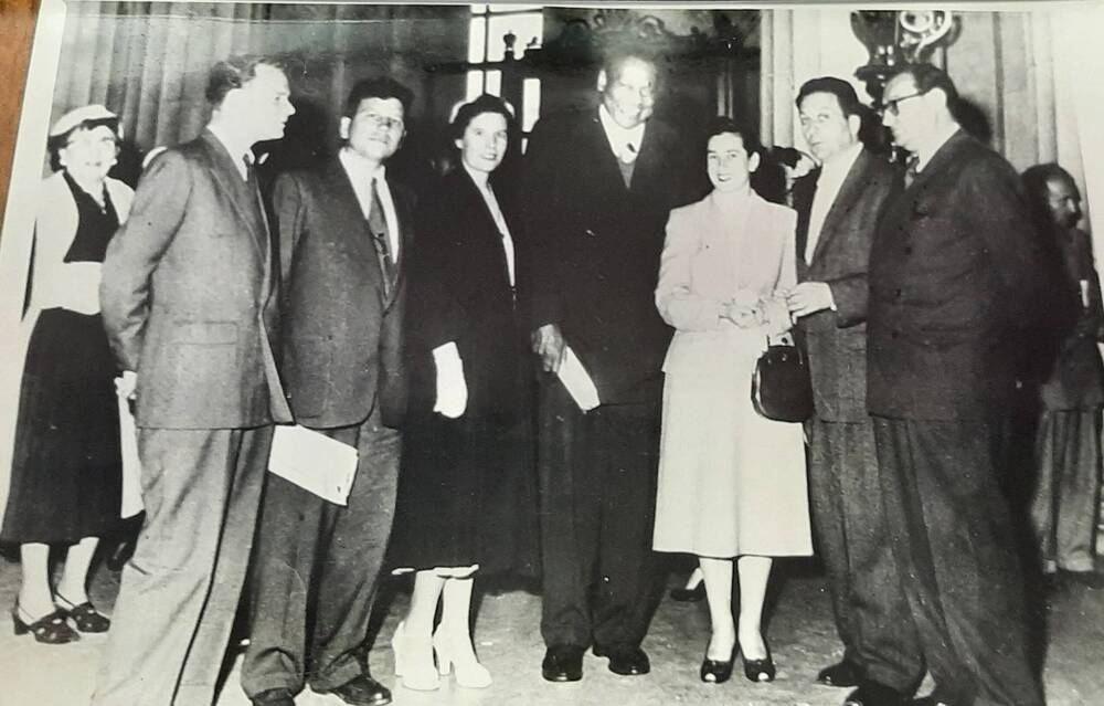 фотография. Поль Робсон с делегатами социалистических стран. Борисов Петр Павлович второй слева. Сан-Франциско, 1955